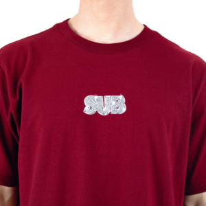 CAMISETA SUBURB LOGO PENDANT VINHO
